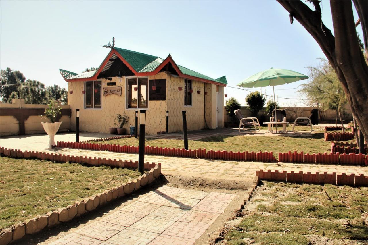 Republika Central Mansehra 外观 照片
